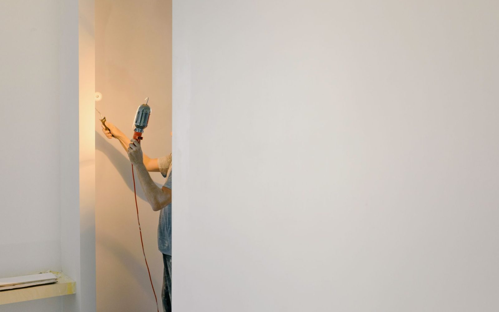 Frisch gestrichene, glatte weiße Wand in einem Raum